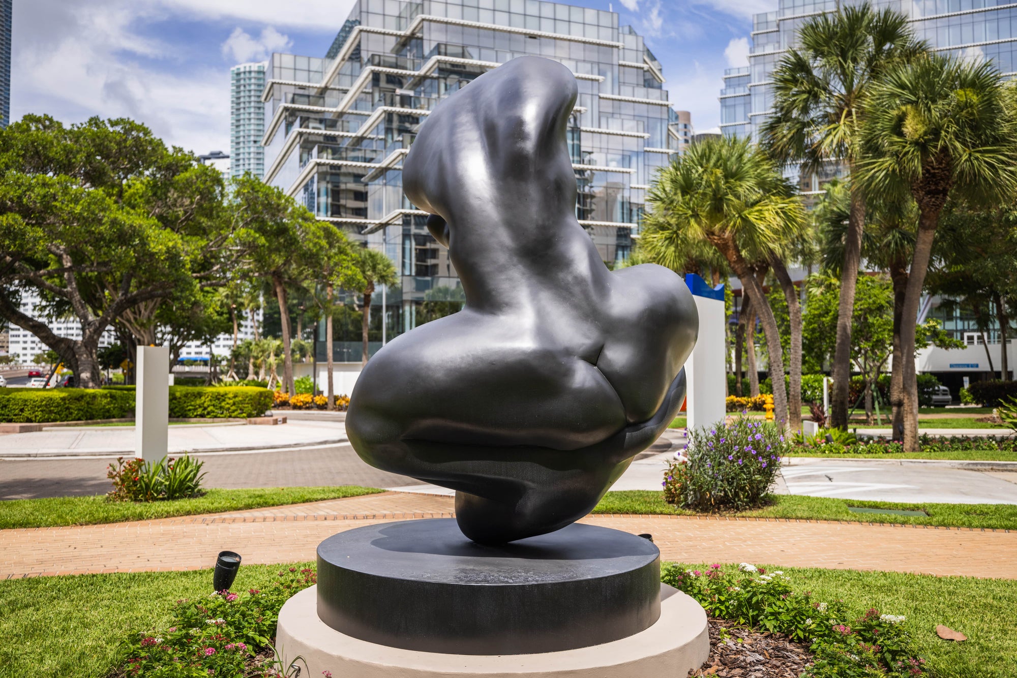Abrazo (Monumental Size) Sculpture Alevon